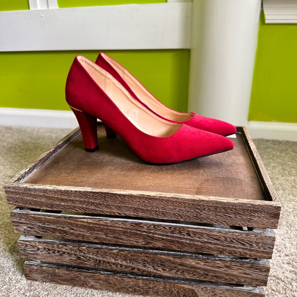 Red pumps